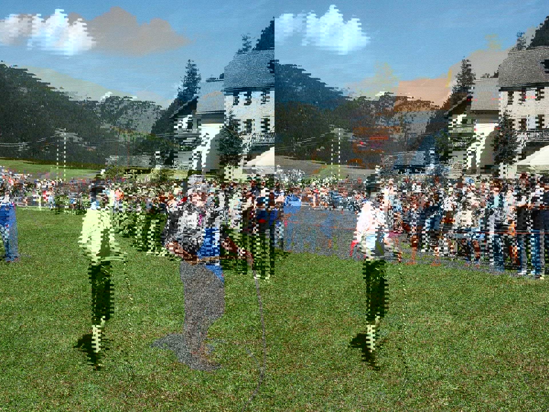 "Goaslschnölln" la tradizione di far schioccare le fruste in Alto Adige "Goaslschnölln" la tradizione di far schioccare le fruste in Alto Adige