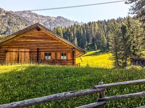 Hiking holiday in South Tyrol with an alpine hut and the Geisler Peaks in Villnöss