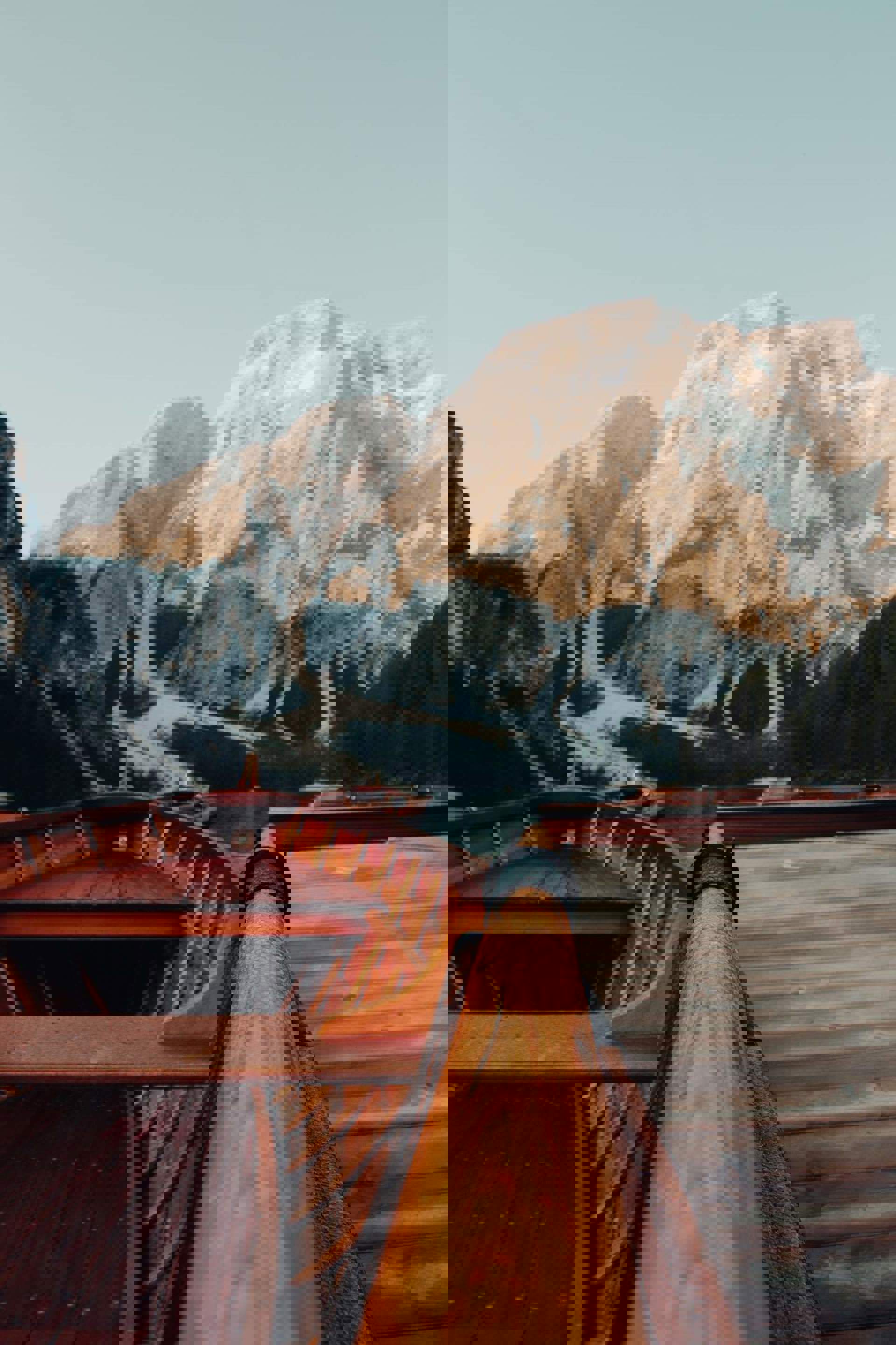Hinter dem Steg der wunderbare Bergblick Hinter dem Steg der wunderbare Bergblick