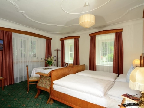 Historical, antique style double bedroom image 1