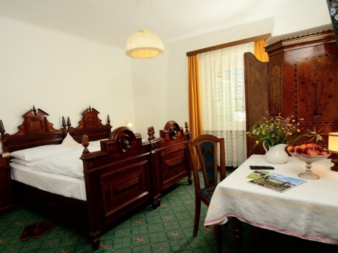 Historical, antique style double bedroom image 2