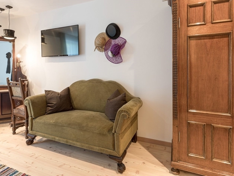 Hutstübele (hat room) image 5