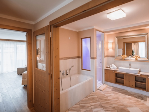 Jacuzzi Suite-7
