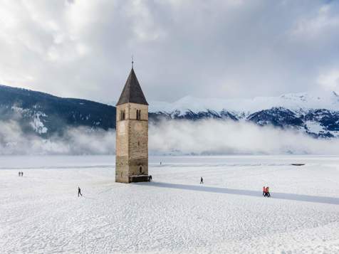 Kirchturm im winterlichen Reschensee