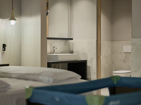 Komfortzimmer mit Babybett image 1