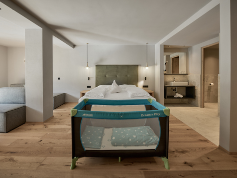 Komfortzimmer mit Babybett image 3