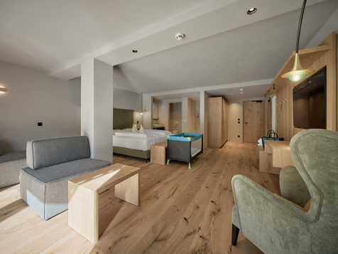 Komfortzimmer mit Babybett image 4