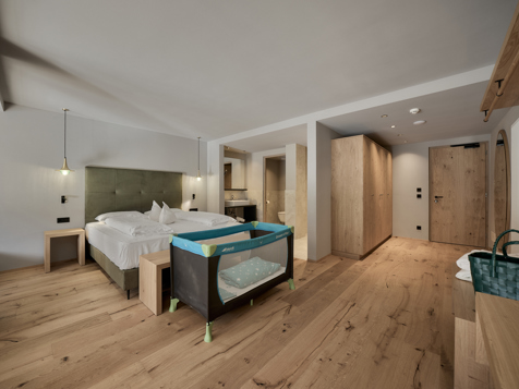 Komfortzimmer mit Babybett image 8