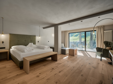 Komfortzimmer mit Holzboden image 3