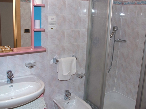 Luxury rooms image 2