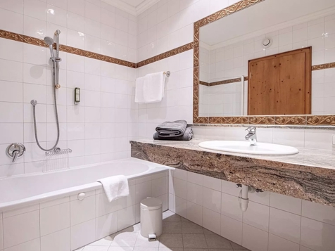 NEW restyled! Pool Suite image 8