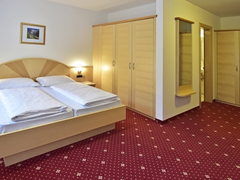 Nr. 21 - Doppelbett- Dreibettzimmer image 1
