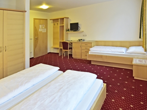 Nr. 21 - Doppelbett- Dreibettzimmer image 3