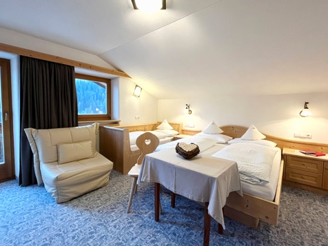 Quadruple room with Panorama balcony  image 3