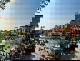 Restaurants directly at the harbour