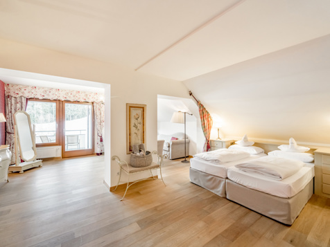 ROMANTIC SUITE image 2