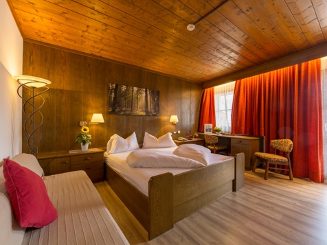 Room Iris image 7