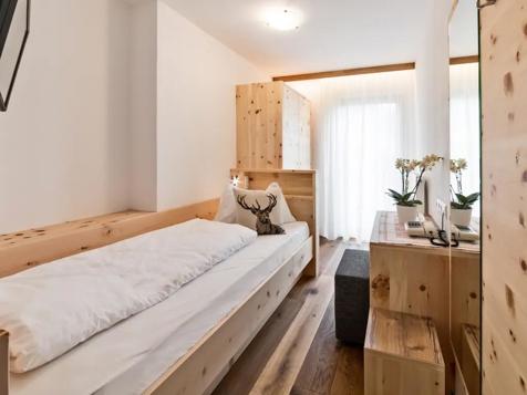 Standard double room image 1