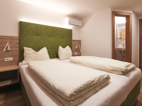 Standard double room image 3