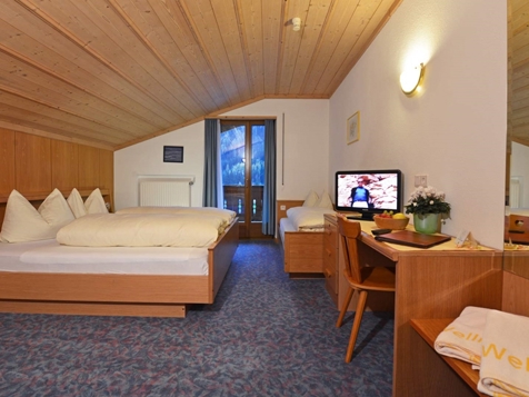 Standard double rooms with balcony (17m²) image 1
