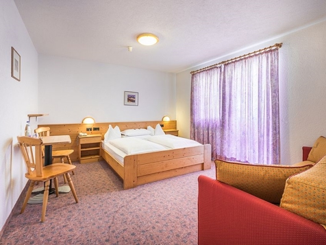 Standard four-bed room image 4