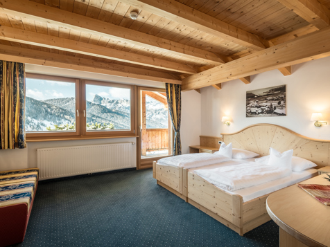 Stanza quattro posti letto vista Piz Sorega 2 image 1