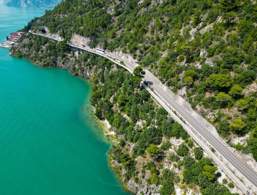 Strada lungo lago vicino Limone