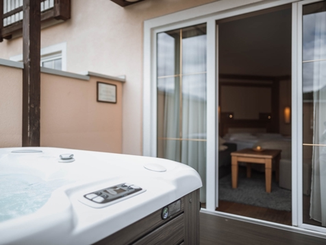 Suite 112 with outdoor whirlpool-12