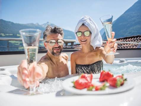 SUITE AMORE WITH HOT-WHIRLPOOL image 6