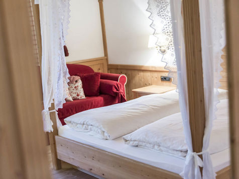 Suite canopy bed meadow view image 1