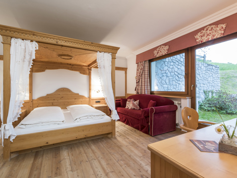 Suite canopy bed meadow view image 3