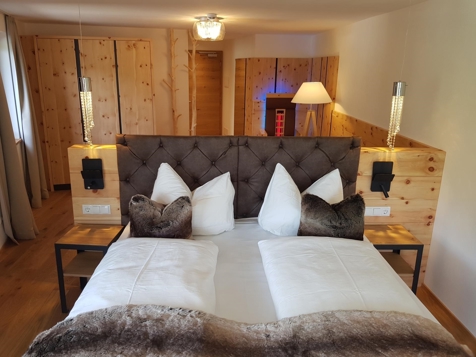  Suite in pino cembro  image 1