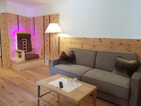  Suite in pino cembro  image 2