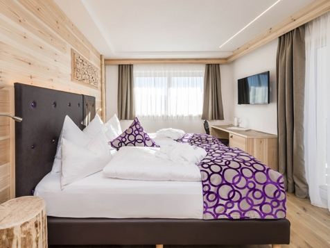 Suite Pine Wood image 1