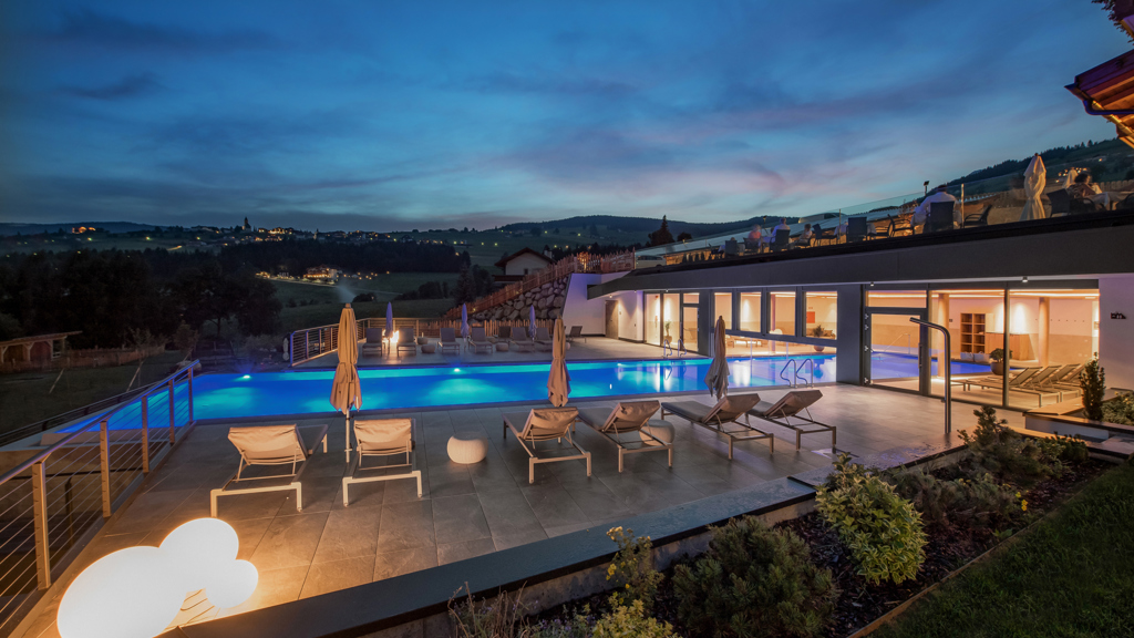 panoramahotel-huberhof-by-night-02.jpg