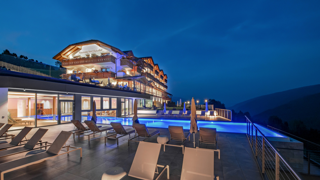 panoramahotel-huberhof-by-night-03.jpg