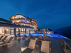 panoramahotel-huberhof-by-night-03.jpg