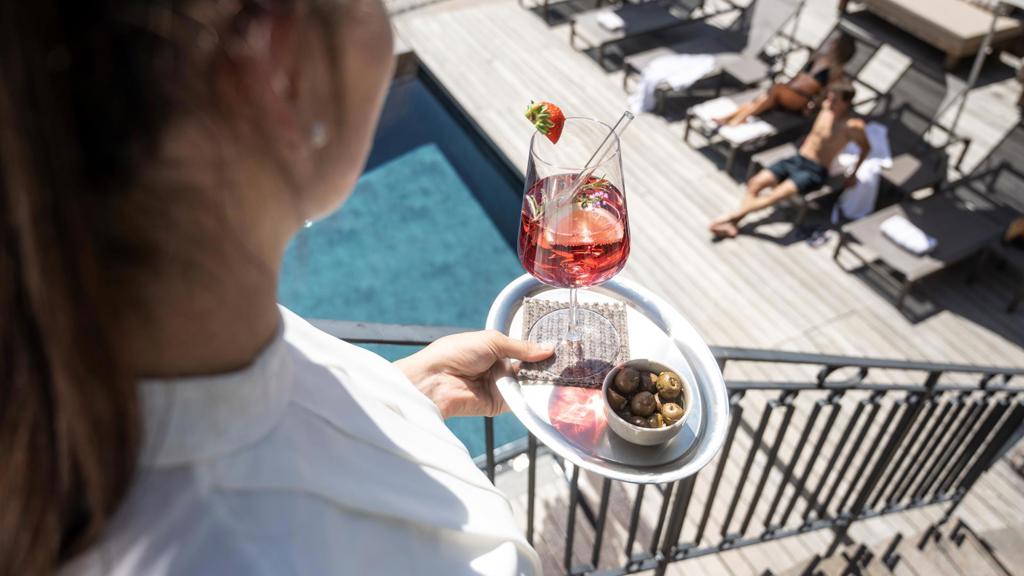 barservice-am-pool.jpg