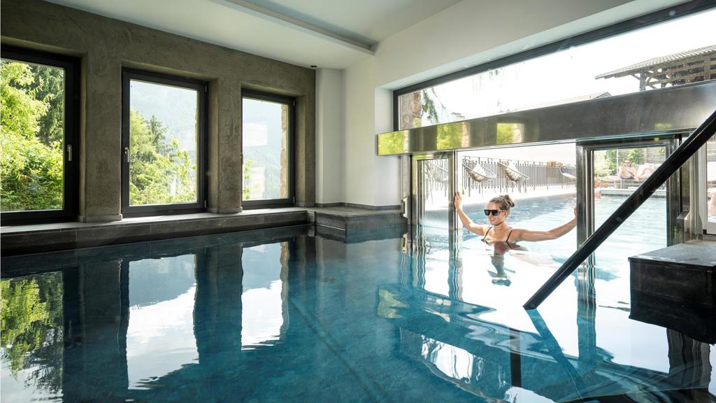eine-frau-im-pool.jpg