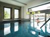 eine-frau-im-pool.jpg