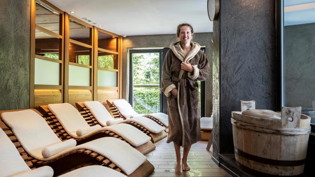 eine-frau-im-wellnessbereich.jpg