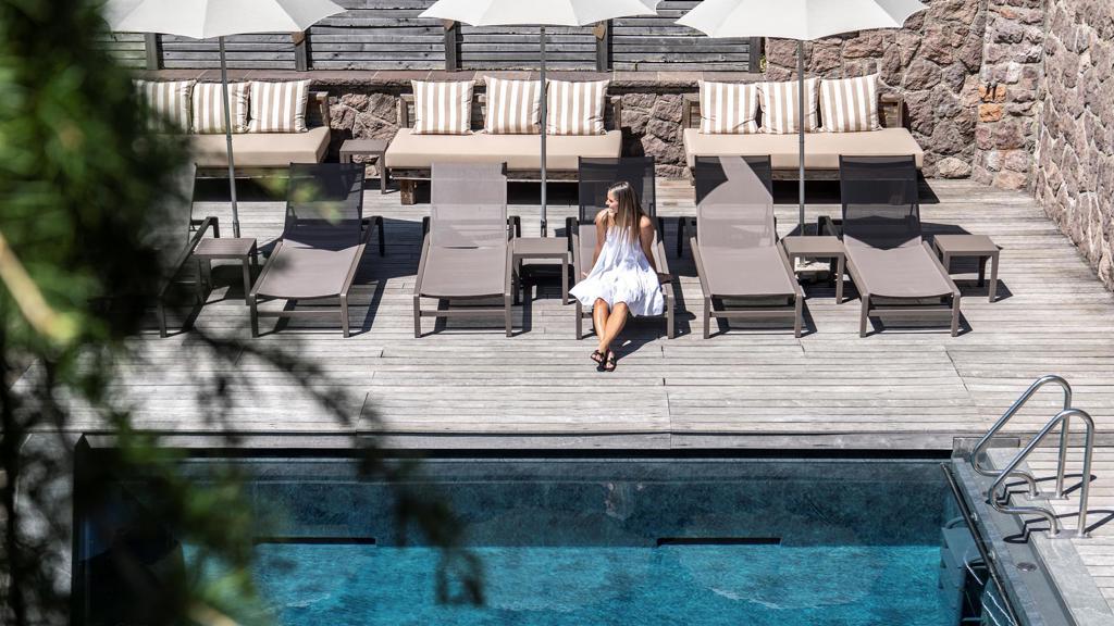 entspannen-am-pool-hotel-paradies.jpg