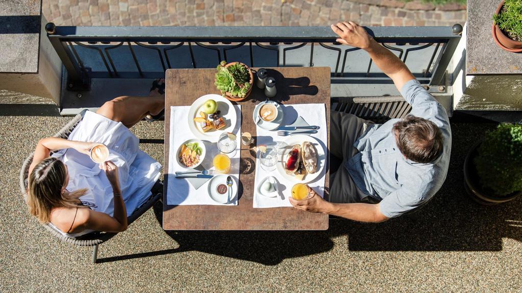 fruehstueck-auf-der-terrasse.jpg