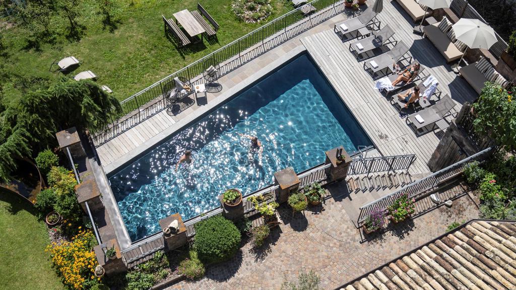 unser-aussenschwimmbad-von-oben.jpg