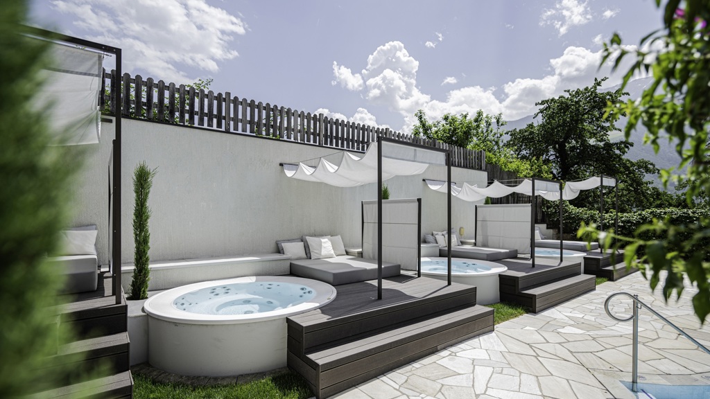 New private outdoor Spa lounges.jpg