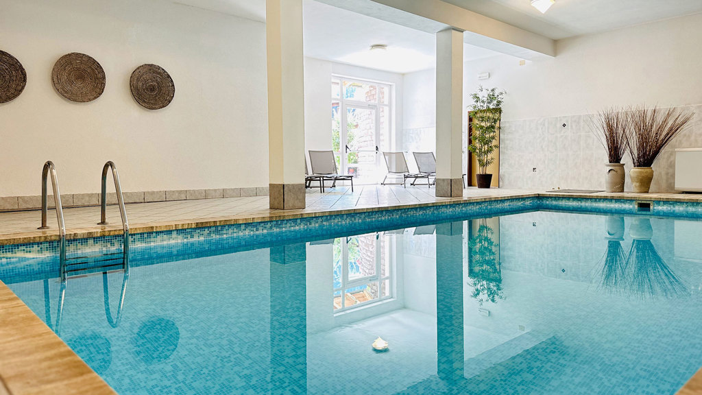 Riederhof-Indoorpool-04.jpg