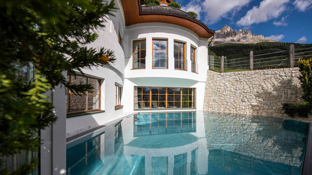 pools-sonnenterrasse-blick-berge.jpg