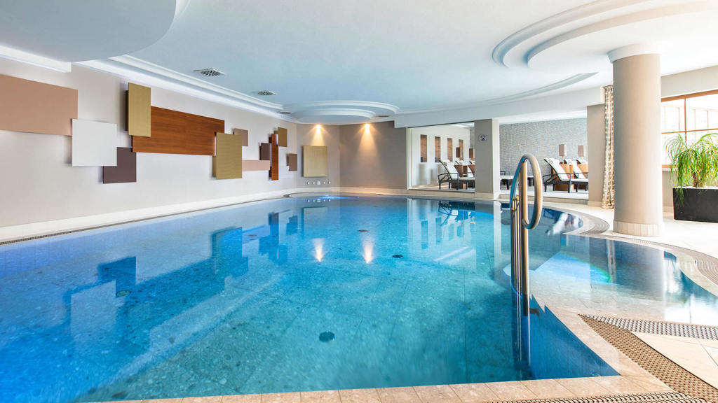 pools-sonnenterrasse-innen-1.jpg