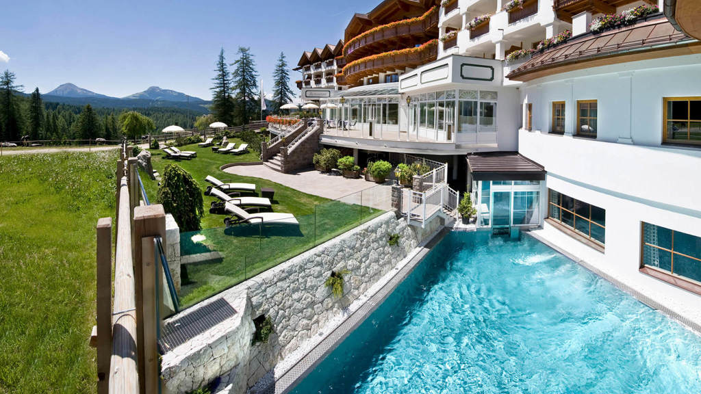 pools-sonnenterrasse-outdoor-schwimmbad-sommer.jpg