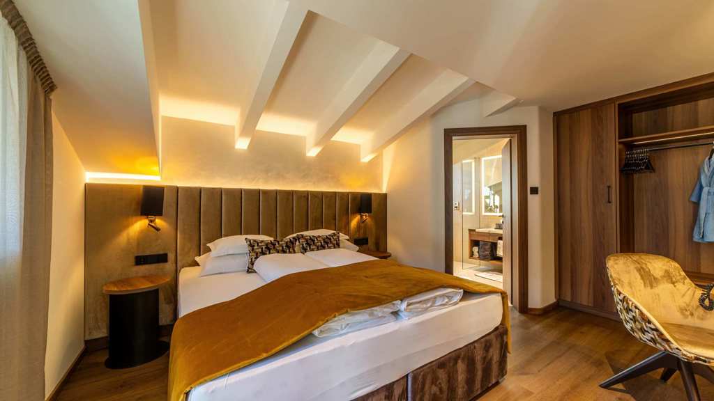 Hotel-Tyrol-0919-HDR.jpg